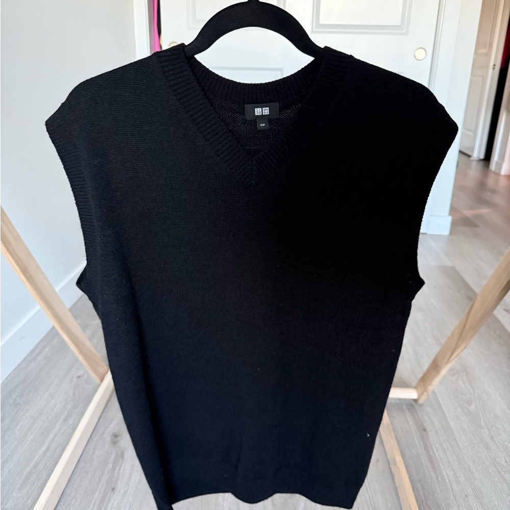 Uniqlo Men's V-Neck Black Sweater Vest